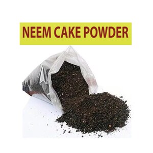 Peut inclure: Un sac en plastique rempli de poudre de tourteau de neem brun foncé, qui se répand sur une surface blanche. Le sac porte l'inscription "NEEM CAKE POWDER" en lettres rouges.