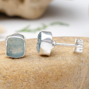 Pendiente de aguamarina en bruto, pendiente de plata hecho a mano, pendiente de botón, joyería de piedras preciosas azules, joyería de piedra en bruto, piedra natal de marzo, regalo para ella