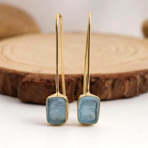 Orecchini in oro con acquamarina grezza, orecchini in oro 14 carati, orecchini pendenti, orecchini con pietra preziosa blu, gioielli con pietra grezza, pietra portafortuna di luglio, regalo di Natale