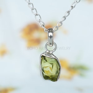 Surowy wisiorek z peridotu, wisiorek z kryształu peridotu, kamień urodzinowy sierpnia, surowy wisiorek z kamienia szlachetnego, kryształ leczniczy, naszyjnik z peridotu - prezent dla niej