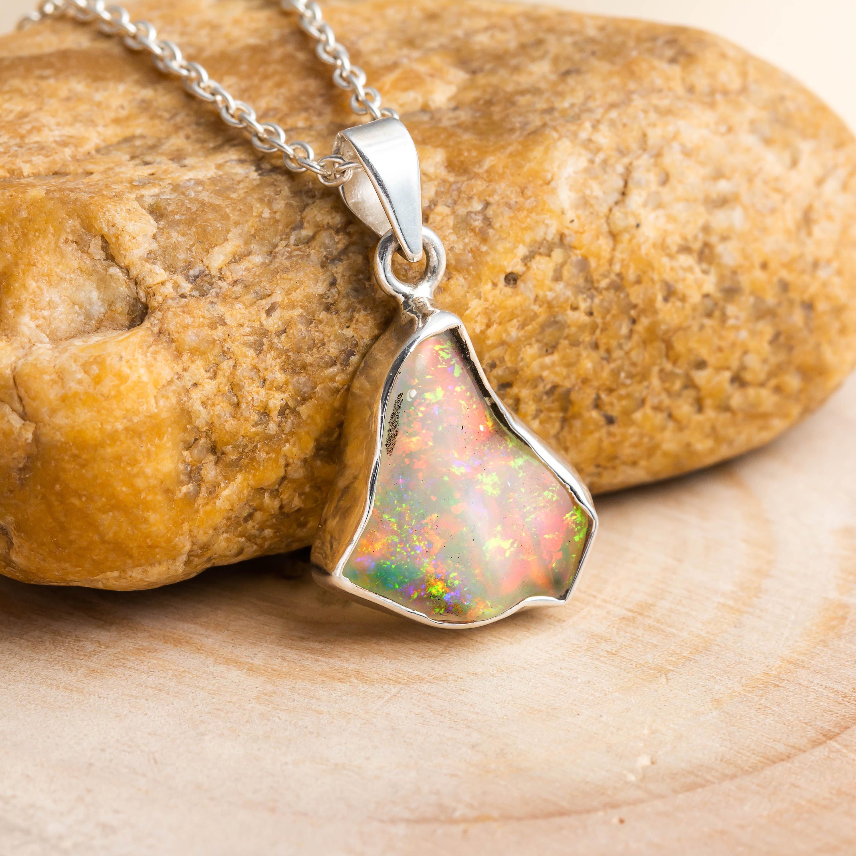 Grand Pendentif En Opale Naturelle éthiopienne De 101,25 Carats - Forme Ovale, Couleur Orange, Excellente Taille