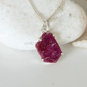 Natuurlijke robijnhanger, zilveren kettinghanger, handgemaakte sieraden, genezende kristallen hanger, geboortesteen juli, Valentijnsdagcadeau, cadeau