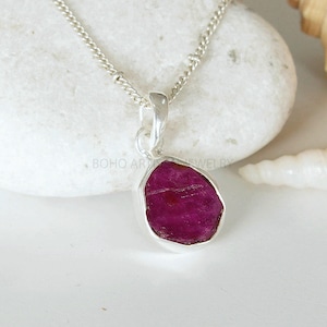 Colgante de rubí en bruto: joyería de piedras preciosas en plata de ley