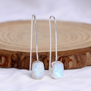 Raw Rainbow Moonstone Dingle Örhängen: Handgjorda Sterling Silver Smycken