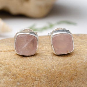 Orecchini a perno in quarzo rosa grezzo: gioielli in argento sterling realizzati a mano