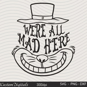 Pode incluir: Ilustração de arte de linha em preto e branco do Gato de Cheshire de Alice no País das Maravilhas. O gato está sorrindo com um sorriso largo e está usando um chapéu-coco. O texto "We're all mad here" está escrito em uma fonte caprichosa.