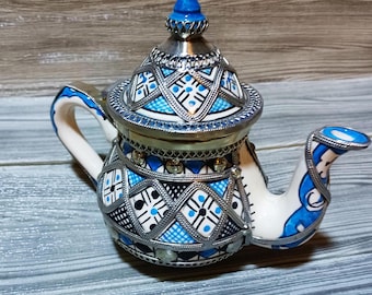 シルバーニッケルの象嵌が施された手作りの陶器製ティーポット