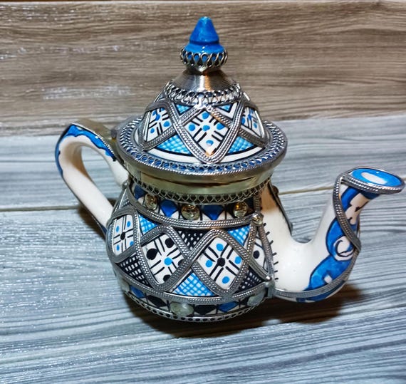 シルバーニッケルの象嵌が施された手作りの陶器製ティーポット