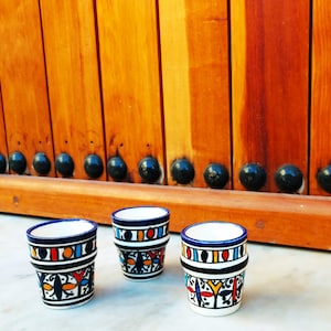 Handbemalte marokkanische Keramik-Teetassen-Set aus drei Keramik-Teetassen-Einzigartige Keramikbecher-Feine Keramik-Kaffeetassen-Marokkanischer Kunsthandwerks-Touch