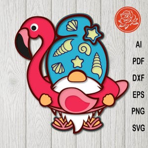 Può includere: Illustrazione a strati di uno gnomo su un fenicottero. Lo gnomo indossa un cappello blu decorato con conchiglie e stelle. Il fenicottero è rosa con un becco nero. Design di file di taglio a tema estivo.