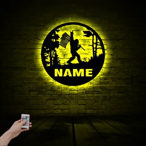 Insegna Bigfoot personalizzata con luce LED RGB, bandiera americana Bigfoot Decorazione da parete in legno, arte murale Sasquatch, regalo per amante del Bigfoot, insegna Rock n Roll Bigfoot