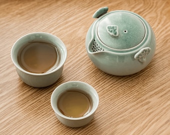 Celadon Porzellan Reise-Tee-Set, chinesische Keramik Gongfu Teetassen, Teekanne mit eingebautem Teesieb, Tragetasche