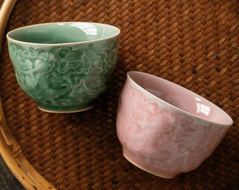 TEAQUARTER Glasierte Drachen-Keramik-Teetasse, geprägte strukturierte Drachenkunst, chinesische Teezeremonie, japanische Teetassen-Set, grün & rosa - 3,89 oz