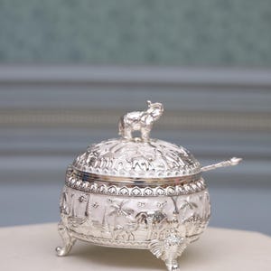 Ciotola decorativa placcata in argento con cucchiaio: elementi essenziali per la Pooja incisi