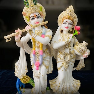 Grande idole de Radha Krishna - Poussière de marbre blanc, accents dorés, sculpture de divinité hindoue