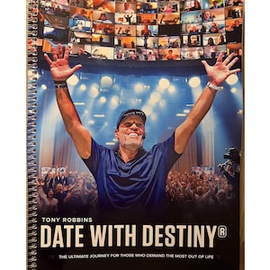Può includere: Una copertina di libro con Tony Robbins con le braccia alzate in aria. Il titolo del libro è "Date With Destiny®" e il sottotitolo è "The Ultimate Journey for Those Who Demand the Most Out of Life".