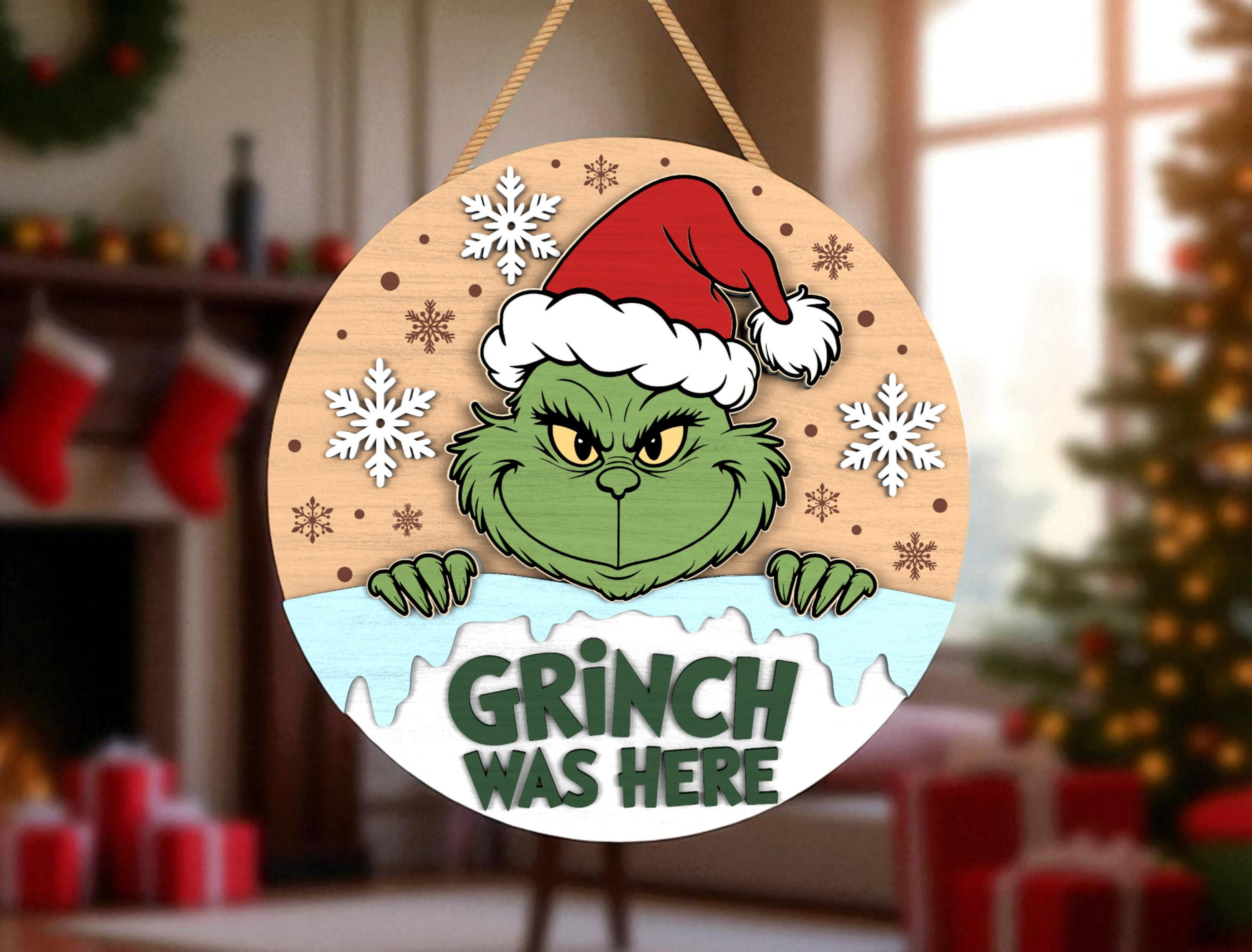 グリンチ クリスマスデコレーション 3フィート グリンチがここにいるクリスマスドアサインSVG - 雪の結晶とサンタ帽子