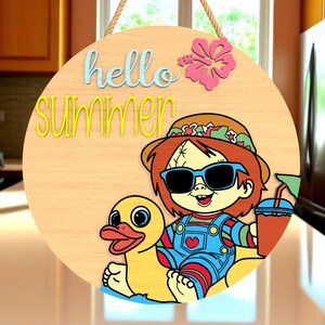 Peut inclure: Panneau rond en bois avec les mots "hello SUMMER" en bleu et jaune. Un personnage de dessin animé avec des lunettes de soleil et une salopette tient une boisson et est assis sur un flotteur de canard jaune. Une fleur rose est en haut.