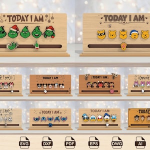 Puede incluir: Organizadores de escritorio de madera con el texto "TODAY I AM" y varios diseños de personajes. Los organizadores cuentan con ranuras para pines de personajes intercambiables, incluyendo Grinch, Winnie the Pooh, Disney y otros personajes populares. Los organizadores se exhiben en un estante.