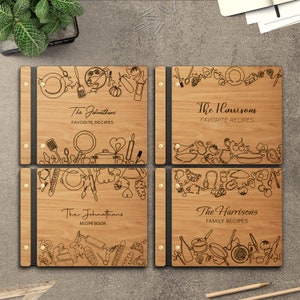 Peut inclure: Quatre livres de recettes en bois avec des couvertures noires et des accents dorés. Chaque livre présente un design différent d'ustensiles de cuisine et d'aliments, avec les noms "The Johnathans" et "The Harrisons" et le texte "Recettes préférées" et "Recettes familiales".