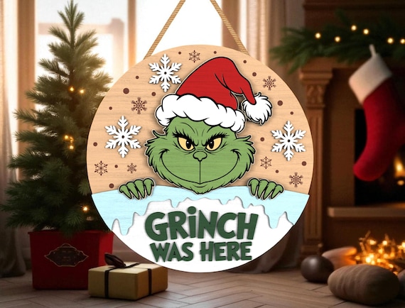 グリンチがここにいるクリスマスドアサインSVG - 雪の結晶とサンタ帽子