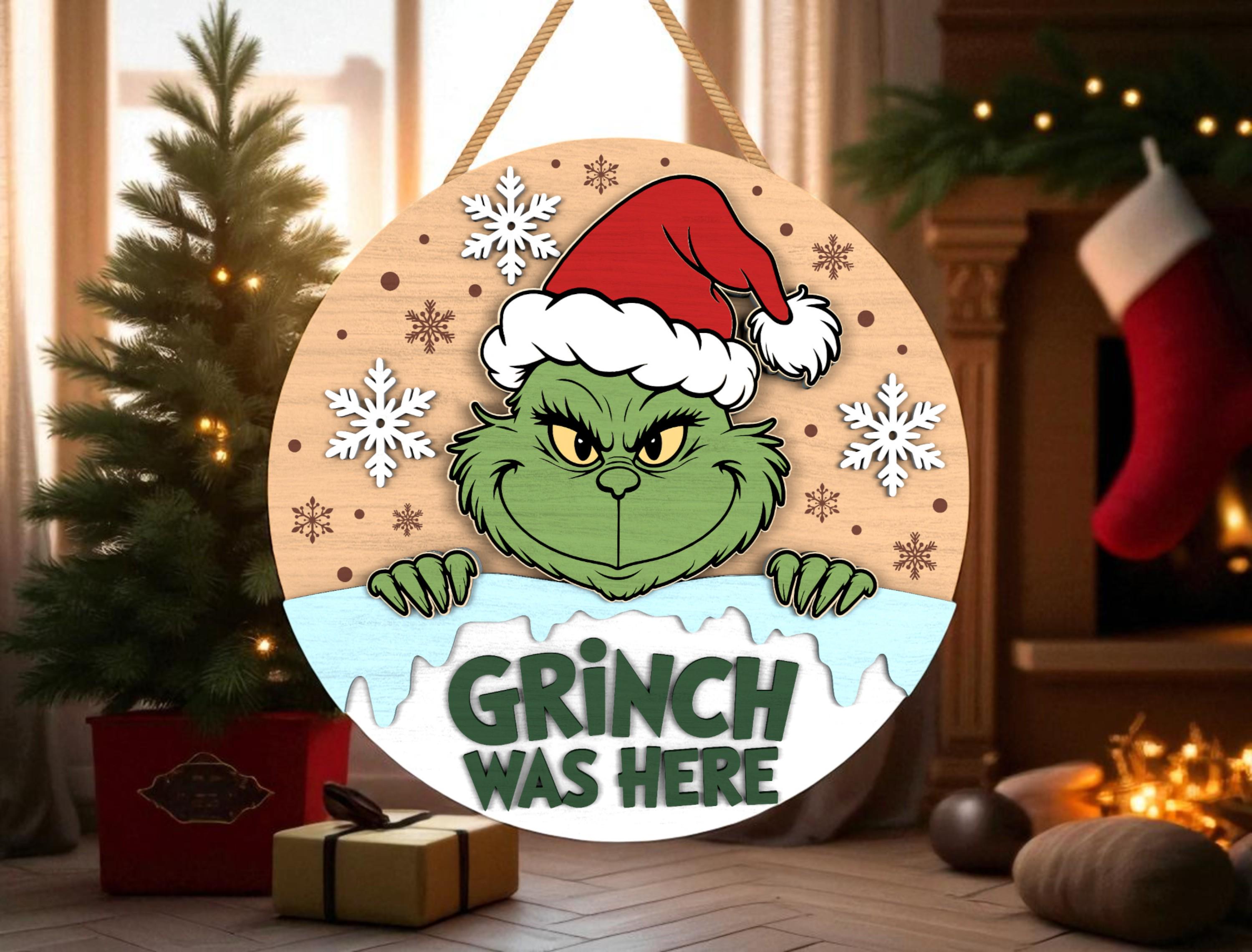 グリンチがここにいるクリスマスドアサインSVG - 雪の結晶とサンタ帽子