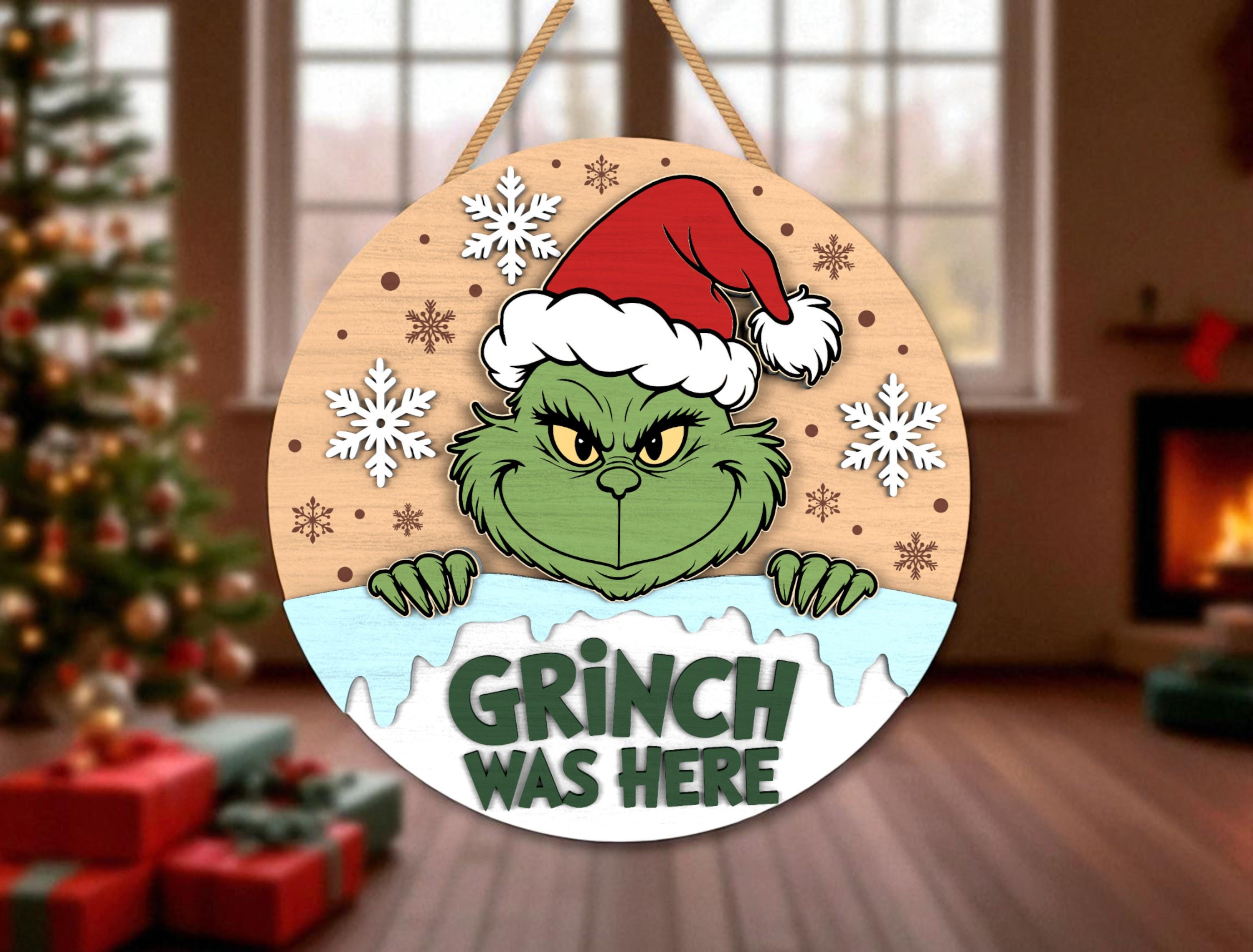 グリンチがここにいるクリスマスドアサインSVG - 雪の結晶とサンタ帽子
