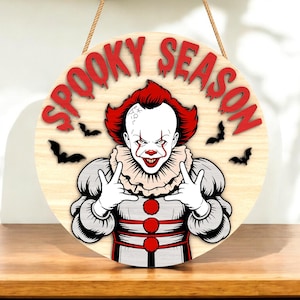 Archivo SVG de Pennywise de temporada espeluznante, letrero de puerta de terror de Halloween cortado con láser, archivo SVG de payaso aterrador para Glowforge Cricut Silhouette