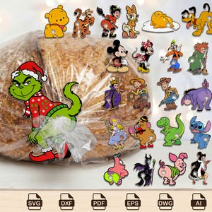 Op de afbeelding: Een verzameling kleurrijke cartoonpersonage-spelden, waaronder Winnie de Poeh, Mickey Mouse en de Grinch. De spelden zijn gerangschikt rond een brood in een plastic zak. De Grinch draagt een kerstmuts en een rode trui.