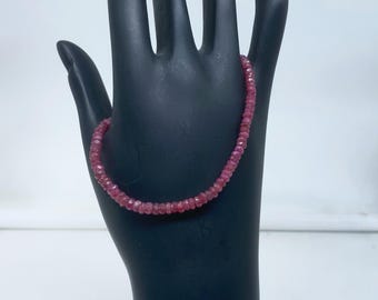 Natuurlijke roze robijnrode armband | Echte robijnrode kralenarmband | Geboortesteensieraden juli | Sierlijke stapelbare edelsteen cadeau voor haar