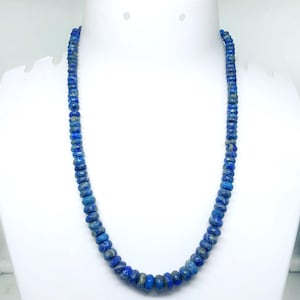 Collar de cuentas de lapislázuli natural / Joyería de piedras preciosas hecha a mano / Gargantilla de cristal azul / Regalo de piedra curativa para ella y para él
