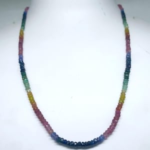 Collier de pierres précieuses arc-en-ciel Saphir, rubis, émeraude et autres bijoux en cristal