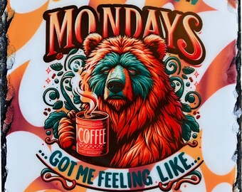 Müde/Hungover Bär "Mondays Got Me Feeling.." Schiefer/Stein Schild