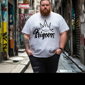 Peut inclure: Un t-shirt blanc avec une couronne noire et le mot "Princess" dans une police de caractères stylisée.