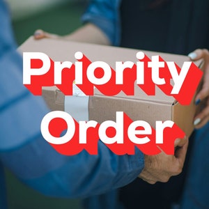Puede incluir: Una caja de cartón marrón, sostenida por dos personas, con las palabras "Priority Order" en letras grandes rojas y blancas. La imagen sugiere una entrega o un servicio de envío.