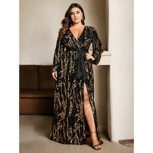 Caroline Plus Size Mutter der Braut Bräutigam Schwarz Gold Wrap V-Ausschnitt Schlitz Bescheiden Anlass Abschlussball Formelle Party Abendkleid Langarm Kleid