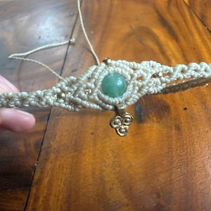 Op de afbeelding: Een set van drie keramische mokken met een gespikkelde, matte afwerking. De mokken zijn in crème, lichtgrijs en donkergrijs. Elke mok heeft een eenvoudig, modern ontwerp en een afgeronde handgreep.