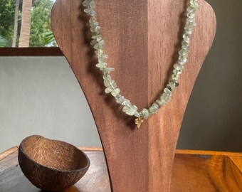 Collar con piedra preciosa de prehnita y dije de latón