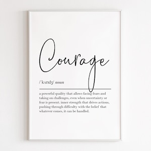 Puede incluir: Arte de pared imprimible en blanco y negro con la palabra "Courage" en escritura cursiva y una definición de la palabra. La definición dice: "una cualidad poderosa que permite enfrentar los miedos y asumir los desafíos, incluso cuando la incertidumbre o el miedo están presentes. fuerza interior que impulsa las acciones, superando las dificultades con la creencia de que todo lo que viene se puede manejar."