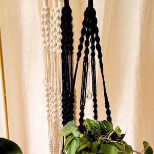 Suspension en macramé avec breloques de coeurs dorés et capteur de soleil pour plantes fait main, Jardinière en macramé, Cadeau pour elle