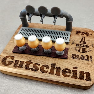 Könnte beinhalten: Ein Holz-Bier-Flight-Board mit vier kleinen Biergläsern. Das Board hat ein Metall-Zapfsystem und die Worte "Prost Beer mal!" und "Gutschein" sind in das Holz graviert.
