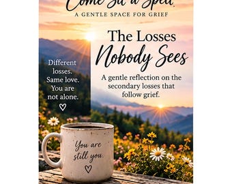 Op de afbeelding: Een keramische mok met de tekst 'You are still you.' en een hartje, geplaatst voor een berglandschap bij zonsondergang. De afbeelding bevat de tekst: 'Come Sit a Spell. A GENTLE SPACE FOR GRIEF', 'The Losses Nobody Sees' en 'REFLECT HEAL REMEMBER FIND HOPE'.