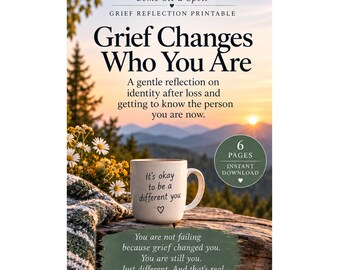 Op de afbeelding: Een printbaar rouwreflectieblad getiteld Grief Changes Who You Are. De tekst bevat Come Sit a Spell, 6 Pages Instant Download en een mok met de tekst It's okay to be a different you. De onderste tekst luidt You are not failing because grief changed you. You are still you. Just different. And that's real.