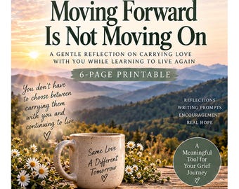 Op de afbeelding: Een 6-pagina's tellend printbaar document getiteld Moving Forward Is Not Moving On, met een gespikkelde keramische mok met de tekst Same Love A Different Tomorrow, tegen een achtergrond van een bergzonsopgang met madeliefjes en tekst.