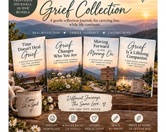 Op de afbeelding: Een digitale downloadbundel van vier printbare reflectiedagboeken genaamd Living With Grief Collection. De covers tonen berglandschappen en titels zoals Time Doesn't Heal Grief, Grief Changes Who You Are, Moving Forward Is Not Moving On en Grief Is a Lifelong Companion. Bevat een mok met de tekst Come Sit a Spell en iconen voor afdrukken op A4-formaat.