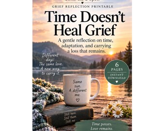 Op de afbeelding: Een printbaar rouwreflectieblad met de tekst 'Time Doesn't Heal Grief', 'Come Sit a Spell' en '6 PAGES INSTANT DOWNLOAD'. De afbeelding toont een keramische mok met de tekst 'Same sun. A different me.' op een boek met 'Still here. Still them. Still me.' en een groen tekstvak met 'Time passes. Love remains. We learn how to carry both.'