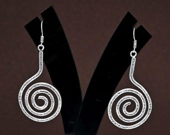 Silverspiralörhängen: Runda örhängen med krok och statement-motiv