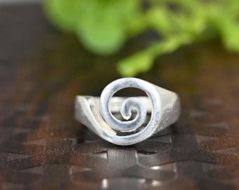 Srebrny pierścień spiralny: minimalistyczny design z zawijasami