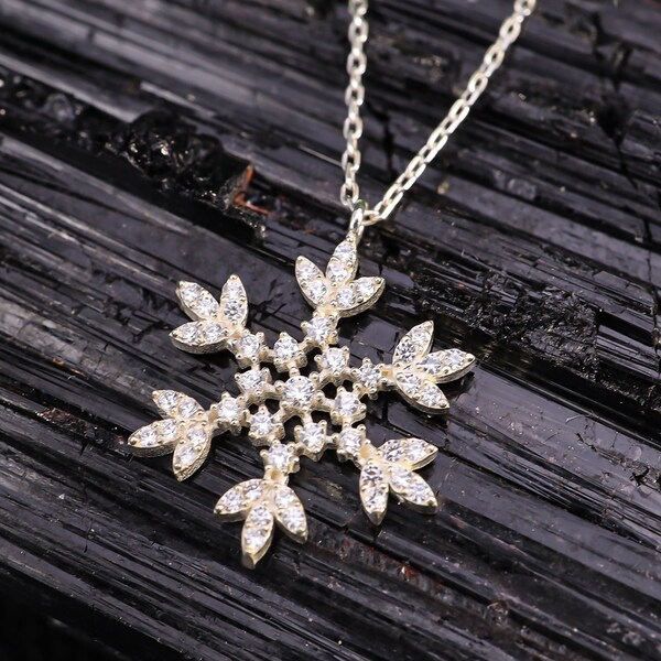 Chaîne pendentif flocon de neige en argent, collier de flocon de neige de Noël, bijoux d'hiver, charme de vacances, cadeau de Noël argenté,