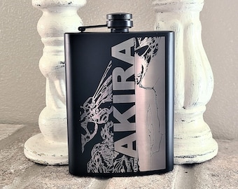 Akira Anime 8 Oz Hip Flask gravé au laser | Cadeau de flacon | Article unique | Idée cadeau pour les garçons d'honneur fans d'Akira Anniversaire Maman Papa Soeur Anniversaire